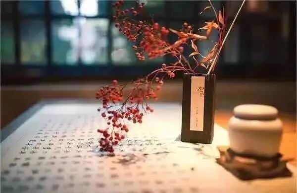 水深不语，人稳不言